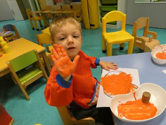 Activité peinture d'Halloween à la crèche Trotti'Nous.