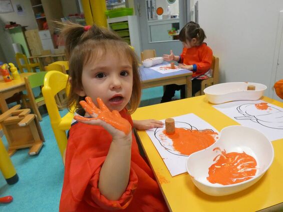 Activité peinture d'Halloween à la crèche Trotti'Nous.