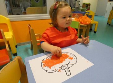 Activité peinture d'Halloween à la crèche Trotti'Nous.