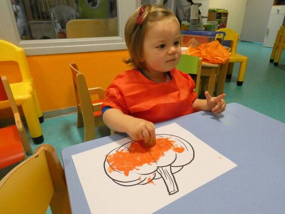 Activité peinture d'Halloween à la crèche Trotti'Nous.