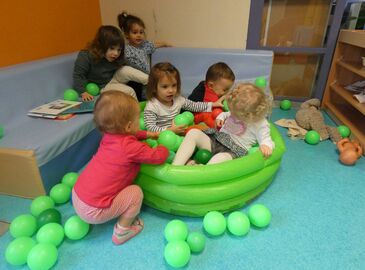 Les enfants jouent dans la piscine à balles.