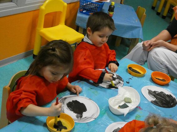 Activité peinture, réalisation de pingouins.